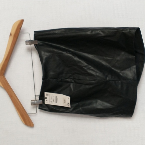 ZARA Faux Black Leather Chain Mini Skirt Size Small - Picture 6 of 8